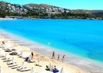 Πόσο κοστίζει μια βουτιά στις οργανωμένες παραλίες της Αττικής