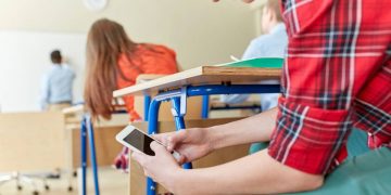 «Οχι» smartphones στα σχολεία ζητεί ο ΟΗΕ