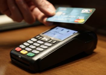 ΑΑΔΕ: Πάνω από 50.000 e-mails έστειλε σε επιχειρήσεις για τη διασύνδεση POS – ταμειακών συστημάτων