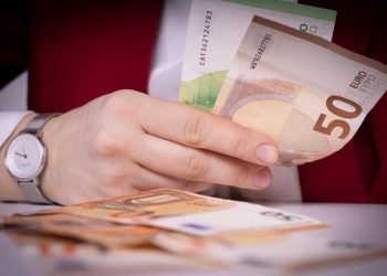 Τα οφέλη των αυξήσεων μισθών και συντάξεων σε δημόσιο και ιδιωτικό τομέα